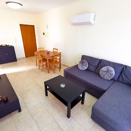 License To Chill Apartment Larnaca Bagian luar foto