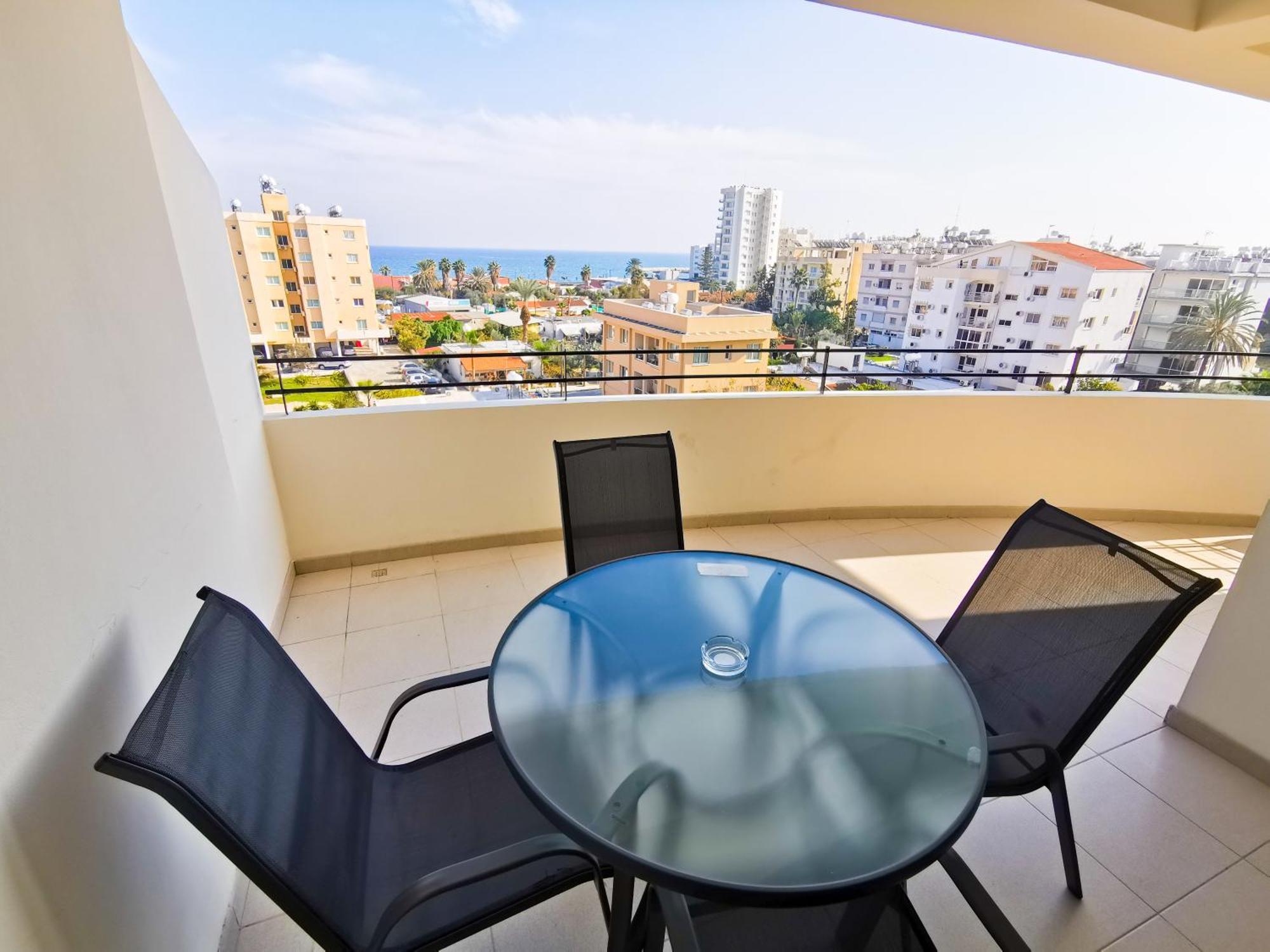 License To Chill Apartment Larnaca Bagian luar foto
